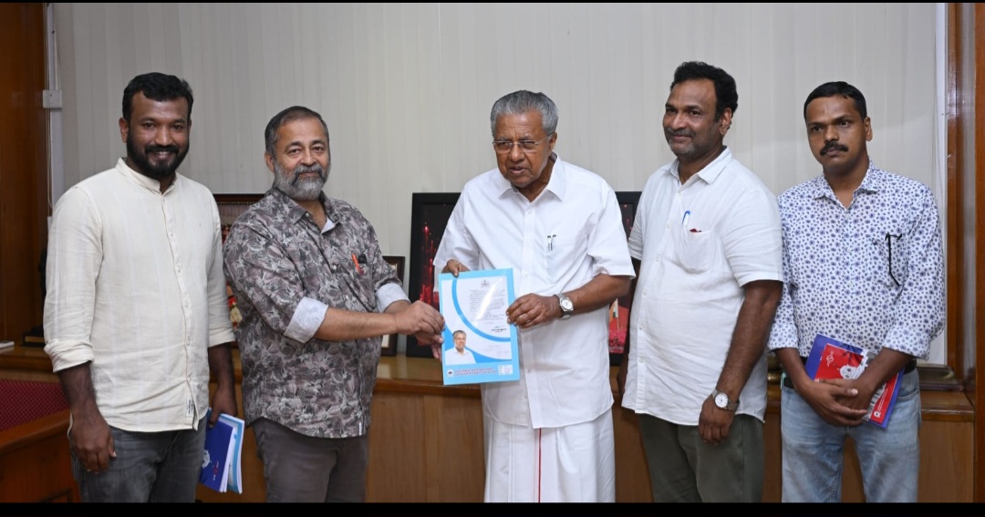 ലഹരി വിരുദ്ധസന്ദേശം ഉൾപ്പെടുത്തിയ 20 ലക്ഷം നോട്ട് ബുക്കുകളുടെ വിപണനോദ്ഘാടനം മുഖ്യമന്ത്രി നിർവഹിക്കുന്നു