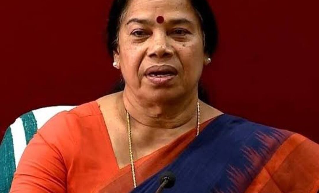 കേന്ദ്രകമ്മിറ്റി അംഗം പി കെ ശ്രീമതിയെ സിപിഐഎം സംസ്ഥാന സെക്രട്ടേറിയറ്റില്‍ പങ്കെടുക്കുന്നതില്‍ നിന്ന് വിലക്കി പിണറായി വിജയന്‍.