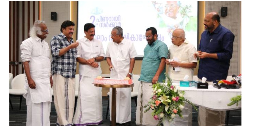 മന്ത്രിസഭയുടെനാലാം വാർഷികം;കേക്ക് മുറിച്ചു മധുരം പകർന്നു മുഖ്യമന്ത്രി