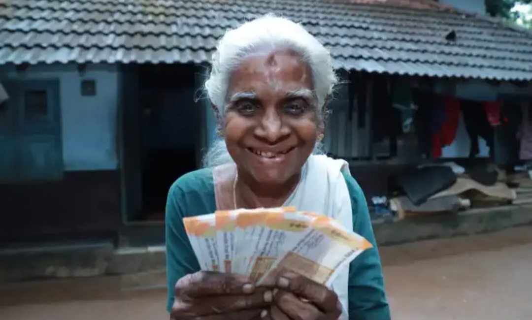 ക്ഷേമ പെൻഷൻ ; ഇത്തവണ കൈ നിറയെ, ഈ മാസം ഒറ്റയടിക്ക് കയ്യിൽ കിട്ടുക 3200 രൂപ