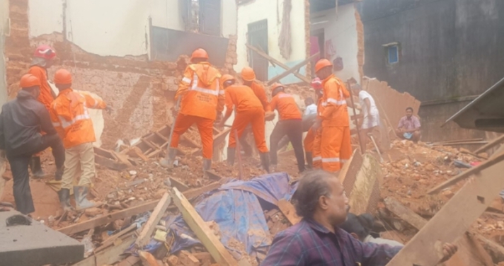 കെട്ടിടം തകർന്നു വീണ് മൂന്ന് ഇതരസംസ്ഥാന തൊഴിലാളികൾ കുടുങ്ങി : സംഭവം തൃശ്ശൂർ കൊടകരയിൽ