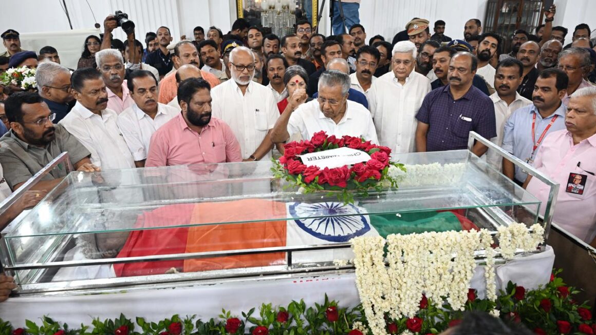 മുഖ്യമന്ത്രി വി എസിനു റീത്തു സമർപ്പിക്കുന്നു