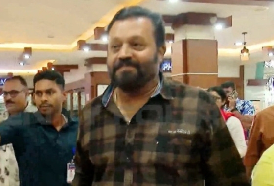 വ്യാജ വോട്ട് വിവാദം തൃശ്ശൂരില്‍ പ്രതിഷേധങ്ങള്‍ക്കും സംഘര്‍ഷങ്ങള്‍ക്കും കളമൊരുക്കിയതിന് പിന്നാലെ കേന്ദ്ര മന്ത്രി സുരേഷ് ഗോപി തൃശ്ശൂരില്‍.