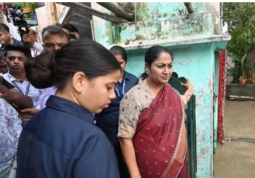 ഡല്‍ഹി മുഖ്യമന്ത്രി രേഖ ഗുപ്തയ്ക്ക് നേരെ ആക്രമണം; ഭാരമുള്ള വസ്തു ഉപയോഗിച്ച് മുഖത്തടിച്ചു; അക്രമി പിടിയില്‍