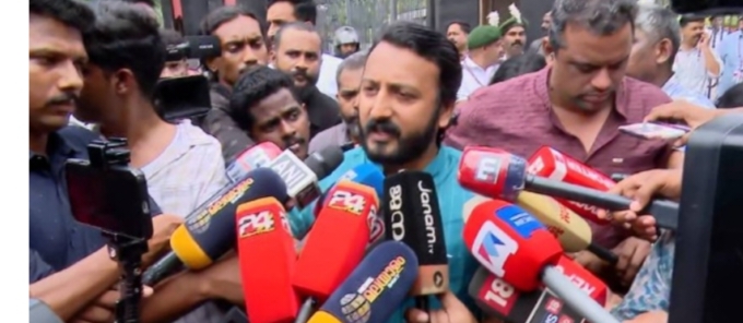കോൺഗ്രസ് നേതൃത്വത്തെ പരസ്യമായി വെല്ലുവിളിച്ച് രാഹുൽ മാങ്കൂട്ടത്തിൽ നിയമസഭയിൽ; വി ഡി സതീശന്‍റെ നിർദേശം പാടെ അവഗണിച്ചു