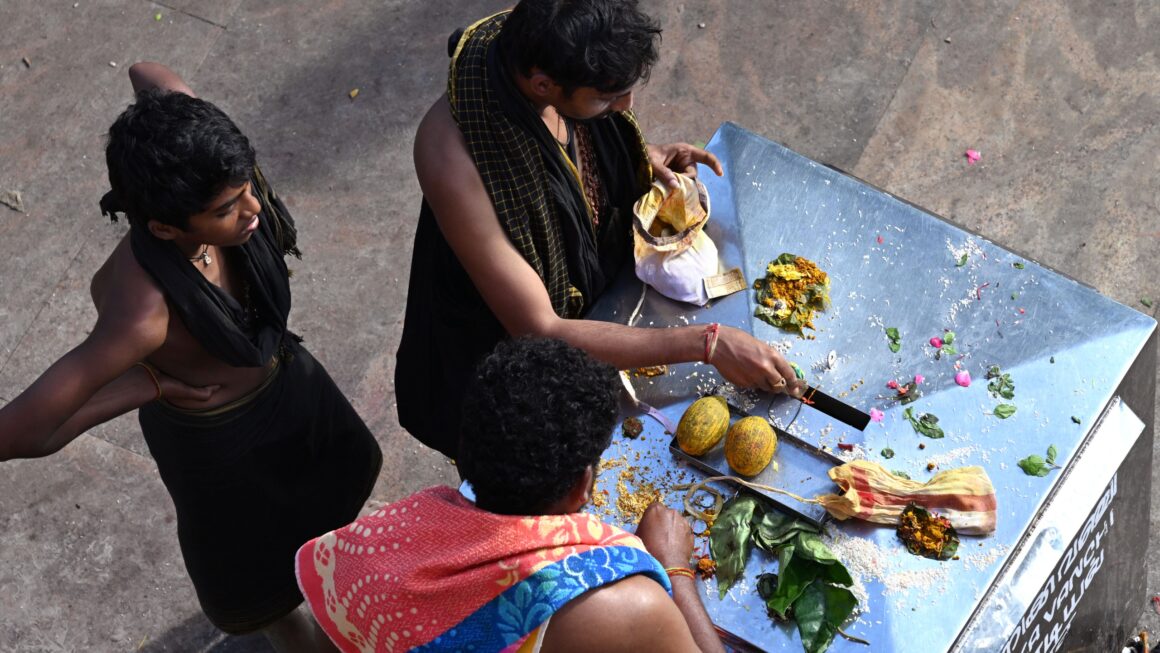 പള്ളിക്കെട്ട് ശബരിമലയ്ക്ക്…………അയ്യന് സംഗീത വിരുന്നൊരുക്കി ഗോകുല്‍ദാസും സംഘവും