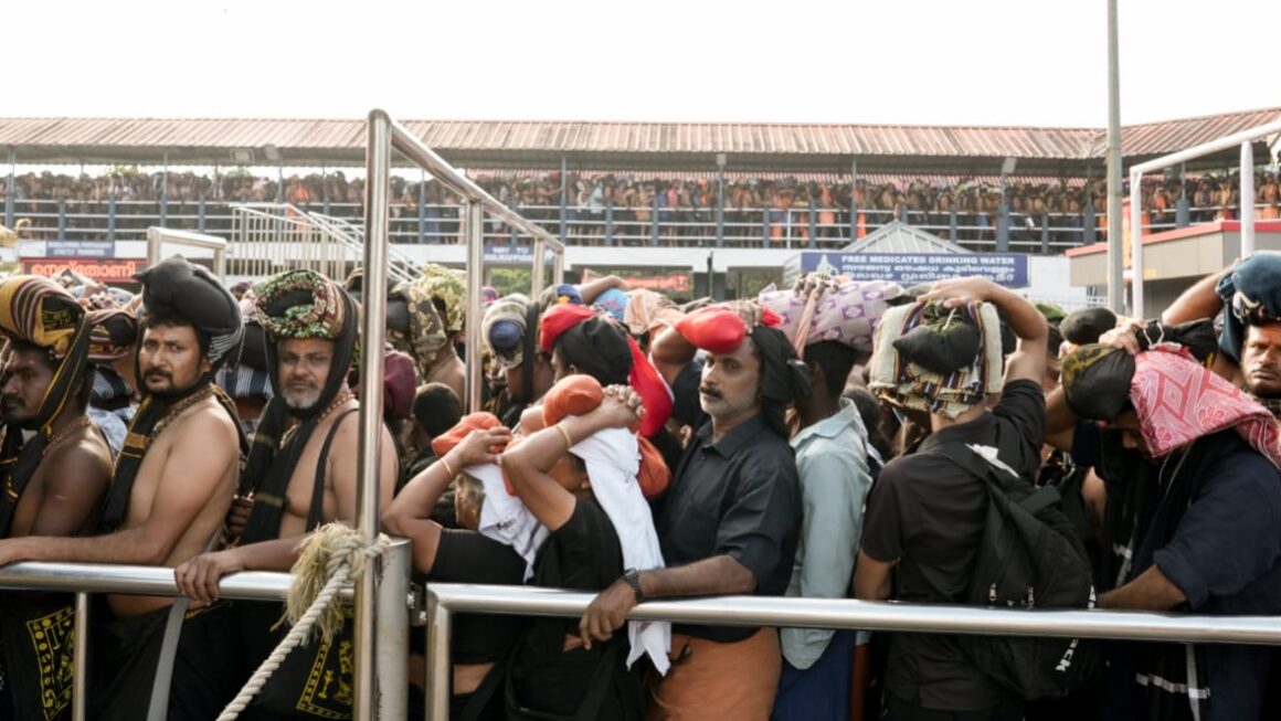 തീര്‍ത്ഥാടകരുടെ ഒഴുക്ക് തുടരുന്നുഇതുവരെ മലചവിട്ടിയത് 848085 ഭക്തർ