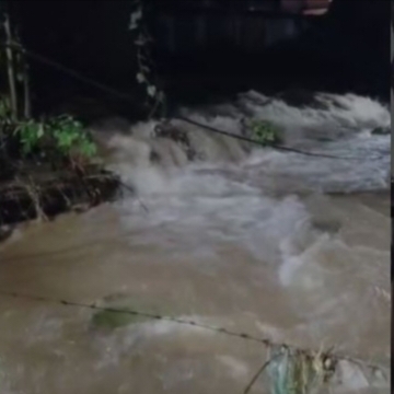 തമ്മനത്ത് കൂറ്റന്‍ വാട്ടര്‍ ടാങ്ക് തകര്‍ന്നു; വീടുകളിൽ വെള്ളം കയറി, വാഹനങ്ങൾ തകർന്നു :