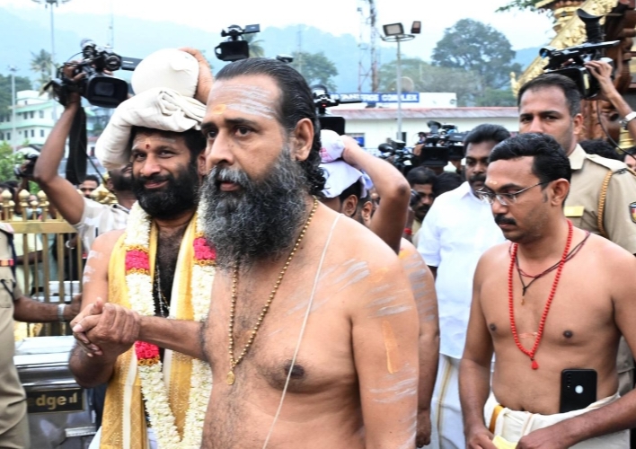 പുതിയ മേൽശാന്തിയെ ശ്രീകോവിലിനു മുന്നിലേക്ക് ആനയിക്കുന്നു