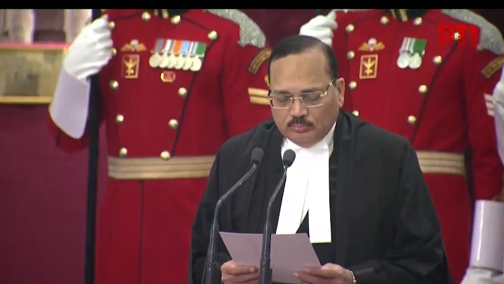 സുപ്രീം കോടതി ചീഫ് ജസ്റ്റിസായി ജസ്റ്റിസ് സൂര്യകാന്ത് സ്ഥാനമേറ്റെടുത്തു, രാഷ്ട്രപതി സത്യവാചകം ചൊല്ലിക്കൊടുത്തു