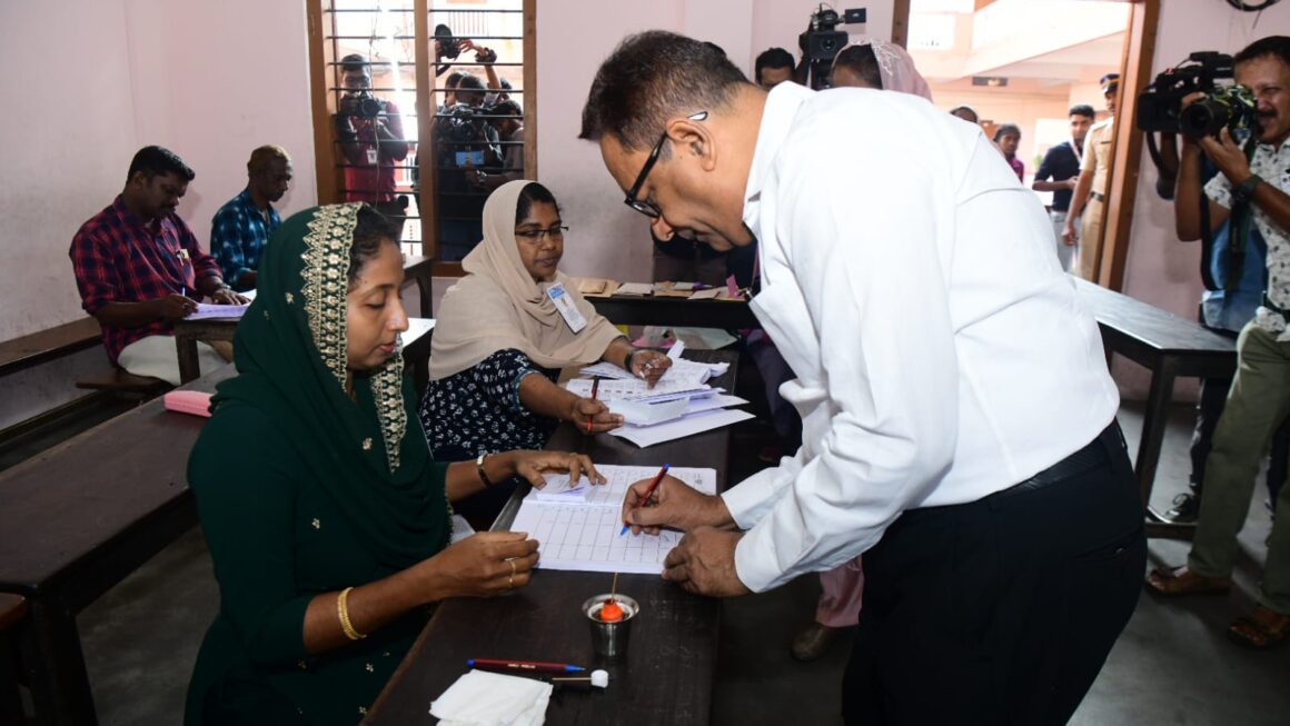 തെരഞ്ഞെടുപ്പ് കമ്മീഷണർ എ ഷാജഹാൻ വോട്ട് രേഖപ്പെടുത്തുന്നു