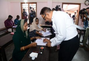 തെരഞ്ഞെടുപ്പ് കമ്മീഷണർ എ ഷാജഹാൻ വോട്ട് രേഖപ്പെടുത്തുന്നു