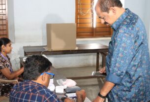 മന്ത്രി ജി ആർ അനിൽ വോട്ട് രേഖപെടുത്തുന്നു