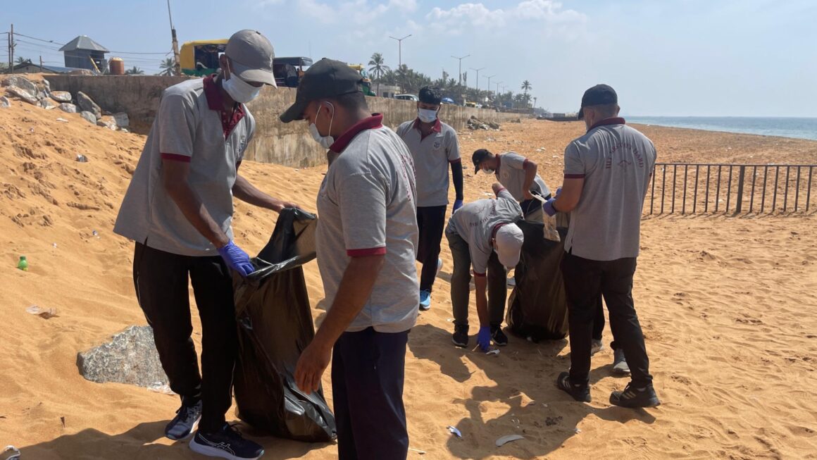 ശുചീകരണ യജ്ഞവുമായി നാവികസേന ശംഖുമുഖം ബീച്ചിൽ