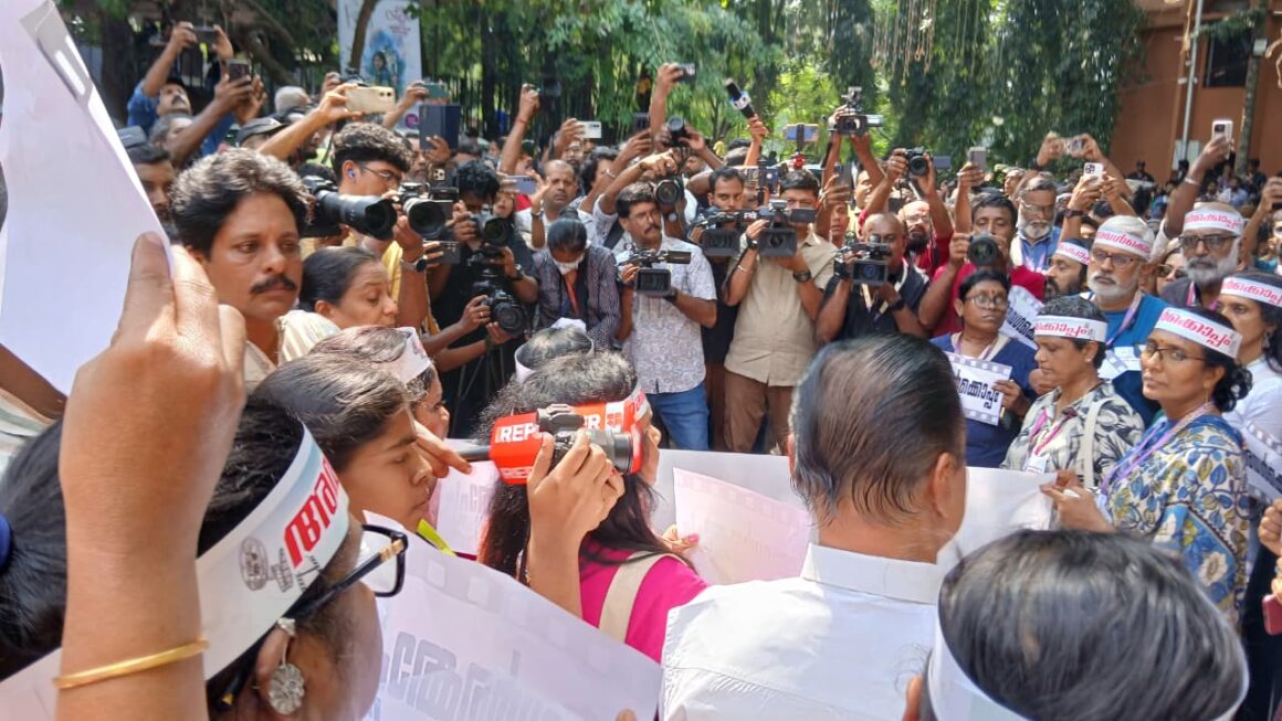 അവൾക്കൊപ്പം പരിപാടിയിൽ എം വി ഗോവിന്ദൻ മാസ്റ്റർ