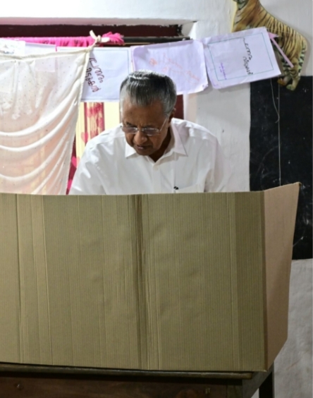 മുഖ്യമന്ത്രി പിണറായി വിജയൻ പിണറായി ഗ്രാമപഞ്ചായത്തിൽ വോട്ട് രേഖപെടുത്തുന്നു