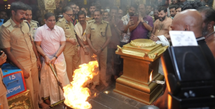 കണ്ണിനഴകായി കർപ്പൂരാഴി ഘോഷയാത്ര