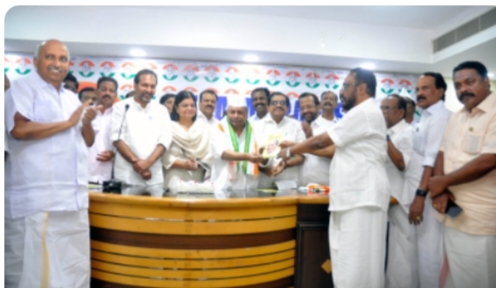 ബിഎ.സ് ബാലചന്ദ്രൻ രചിച്ച എ.കെ. ആൻ്റണിയുടെ ജീവചരിത്രം അദ്ദേഹത്തിനു നൽകി ചെറിയാൻ ഫിലിപ്പ് പ്രകാശനം ചെയ്യുന്നു