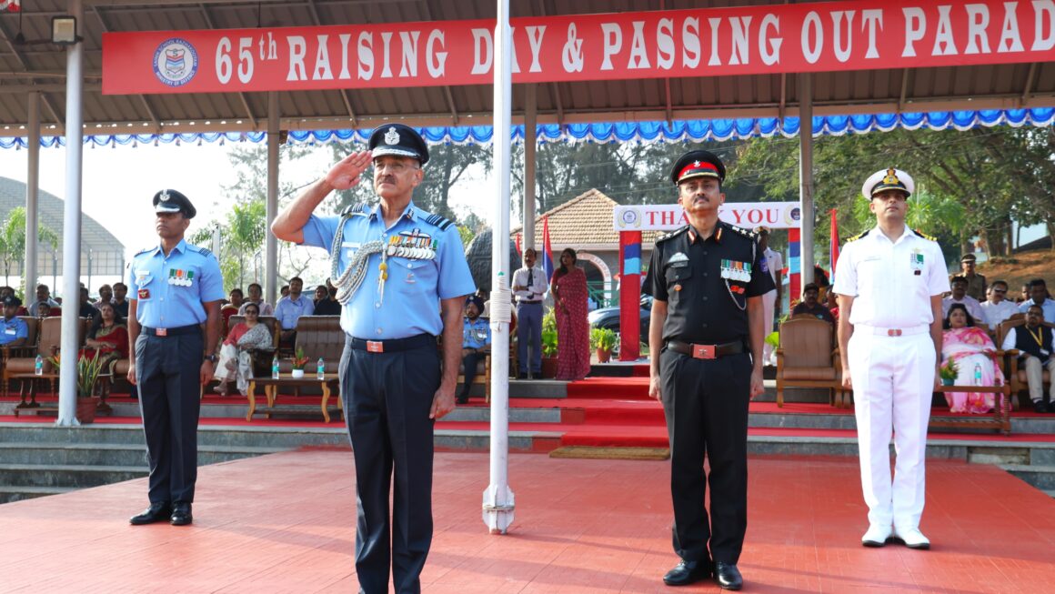 കഴക്കൂട്ടം സൈനിക സ്കൂളിൽ കേഡറ്റുകളുടെ പാസിംഗ് ഔട്ട് പരേഡും 65-ാമത് സ്ഥാപക ദിനവും ആഘോഷിച്ചു