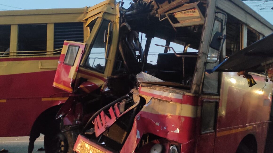 തിരുവനന്തപുരം നെയ്യാറ്റിൻകരയിൽ കെ എസ് ആർ ടി സി ബസുകൾ കൂട്ടിയിടിച്ചു. മുപ്പത്തോളം പേർക്ക് അപകടം :