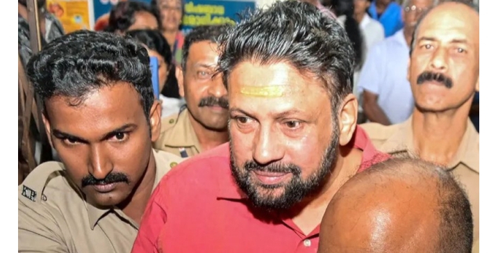 തന്ത്രി കണ്ഠര് രാജീവരെ മെഡിക്കൽ കോളേജിൽ ഐസിയുവിലേക്ക് മാറ്റി;രാജീവരുടെ വീട്ടിൽ എസ്‌ഐടി പരിശോധന