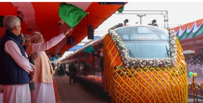 ഇന്ത്യയിലെ ആദ്യത്തെ വന്ദേഭാരത് സ്ലീപ്പർ ട്രെയിൻ സർവീസ് പ്രധാനമന്ത്രി നരേന്ദ്ര മോദി ഇന്ന് ഫ്ലാഗ് ഓഫ് ചെയ്‌തു.